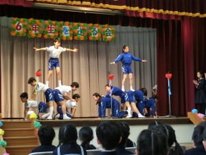 ５年生の発表：歌・寸劇・ダンス・組体操・リコーダー演奏